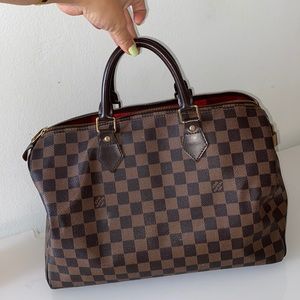 - Louis Vuitton Speedy purse